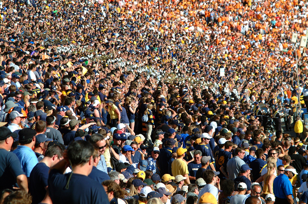 Ausverkauftes Stadion Bild:  Ian Ransley, Crowd @ Memorial Stadium, CC BY