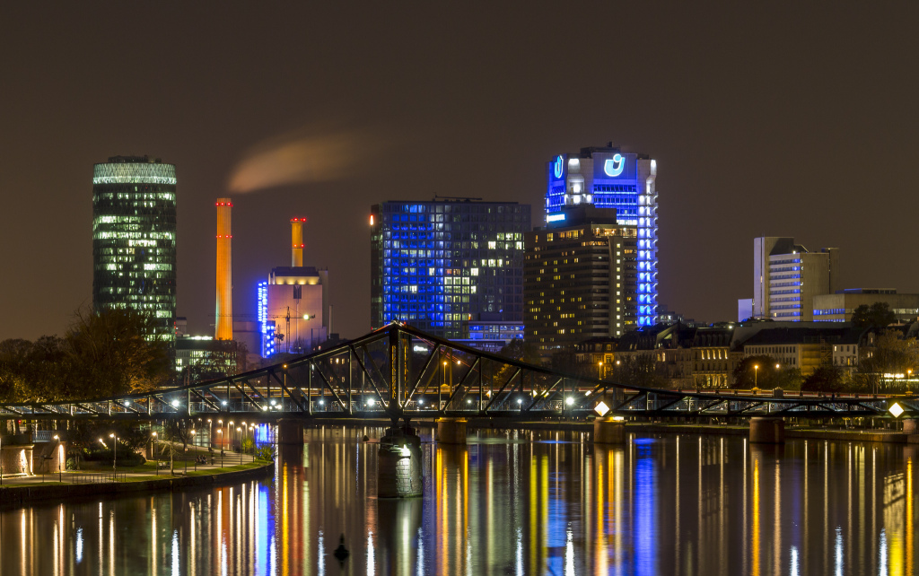 Frankfurts Skyline Bild:  Carsten Frenzl, Frankfurt - Eiserner Steg, CC BY [flickr]