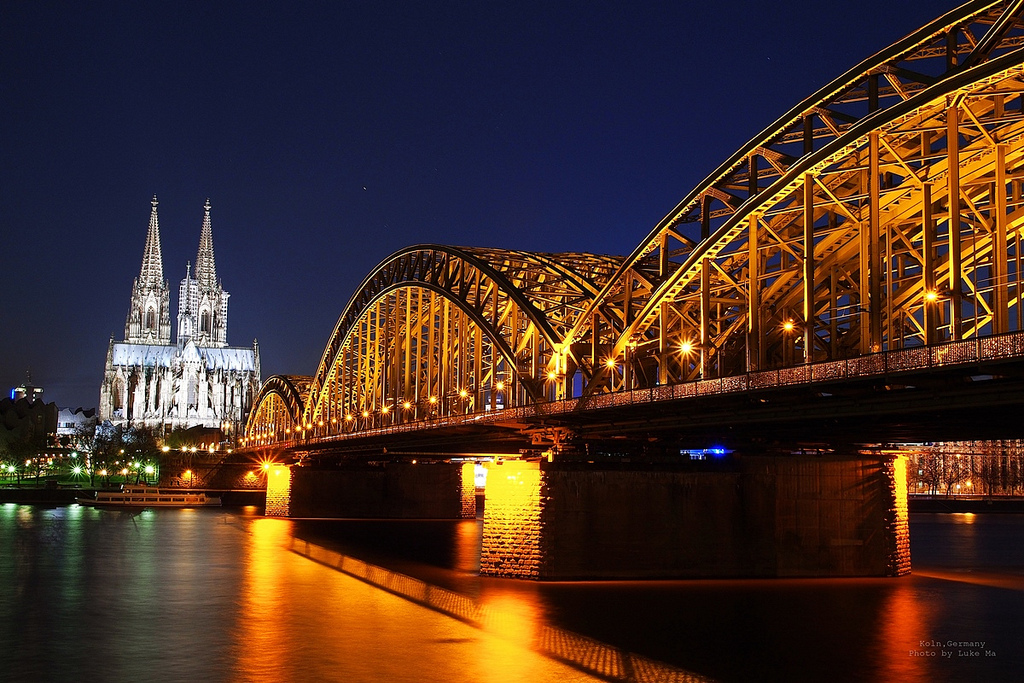 Nächtlicher Blick zum Kölner Dom Bild: Luke Ma, Kölner Dom & Hohenzollernbrücke, Köln, Germany, CC BY [flickr]