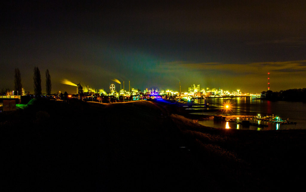 Leverkusen ist als Industriestadt bekannt. Bild:  A. M. D., Leverkusen Skyline, CC BY-ND [flickr]