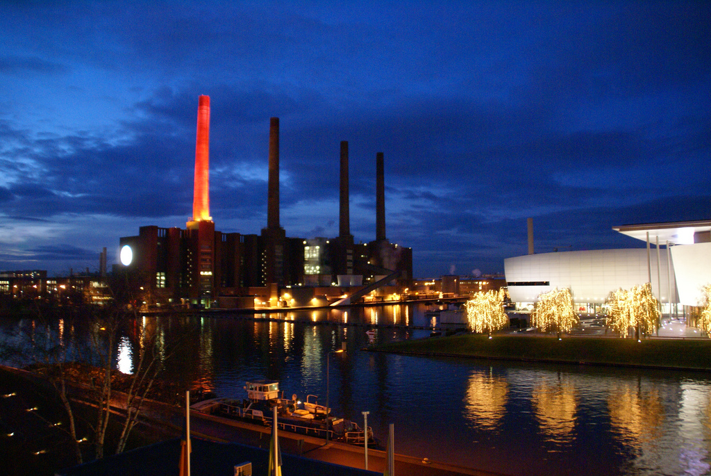 Außer für den Fußball ist Wolfsburg hauptsächlich für die Industrie bekannt. Bild:  Michael Radtke, Bilder aus der Autostadt Wolfsburg, CC BY-ND [flickr]